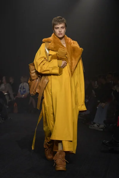 Look 16
